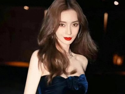 ​杨颖惊艳低胸长裙写真曝光，妩媚妖娆展露双重诱惑，引网友热议！