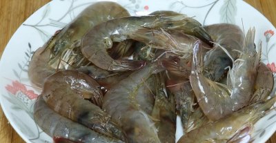 ​去虾线别再用牙签了，加一根吸管真神奇，2秒一个，又快又干净