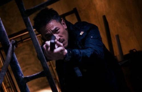 吴耀汉儿子43岁已“白头”，生活节俭带女友喝粥