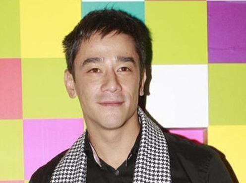 吴耀汉儿子43岁已“白头”，生活节俭带女友喝粥