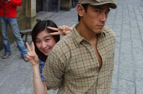 吴耀汉儿子43岁已“白头”，生活节俭带女友喝粥