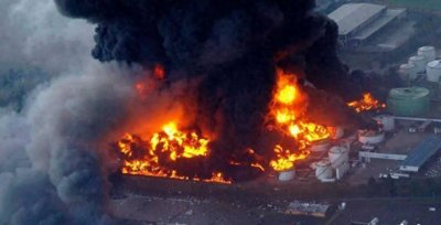 ​乌克兰军火库遭俄军猛烈导弹攻击 ，600吨集束炸弹被炸成一片火海