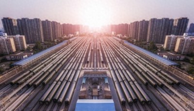 ​中国竟有如此霸气的火车站，是亚洲最大的高铁站，老外彻底惊呆了