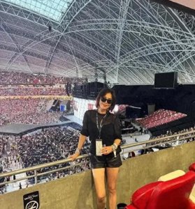 ​刘嘉玲惊艳亮相霉霉演唱会、透视装热舞成娱乐圈焦点