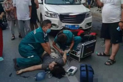 ​小学生遭“开门杀”，颅骨碾碎当场身亡，受害家长呆坐脑浆中