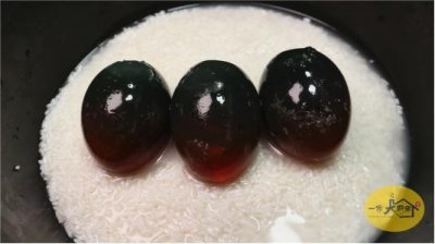 ​皮蛋别剥开就吃，教你营养健康的做法，比凉拌的还好吃