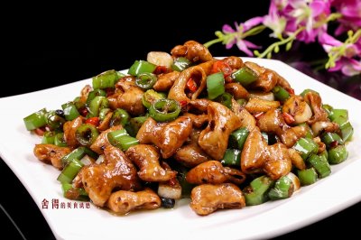 ​10分钟搞定没有异味，香气十足的“青椒爆肥肠”