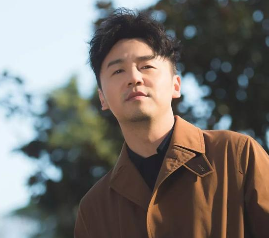 39岁“前夫哥”雷佳音：为何红了多年没绯闻，看他妻子是谁就知道