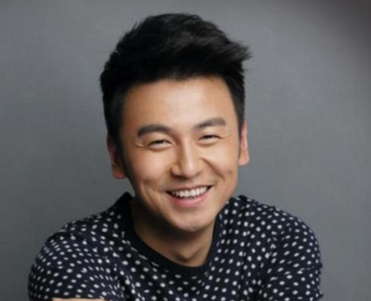 39岁“前夫哥”雷佳音：为何红了多年没绯闻，看他妻子是谁就知道