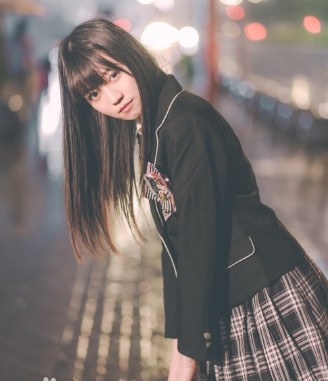 易嘉爱创作型艺人，自己填词谱曲并演唱，是团内公认的音乐才女