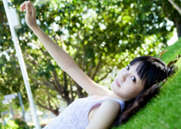 易嘉爱创作型艺人，自己填词谱曲并演唱，是团内公认的音乐才女