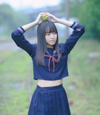 易嘉爱创作型艺人，自己填词谱曲并演唱，是团内公认的音乐才女