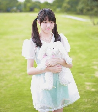 易嘉爱创作型艺人，自己填词谱曲并演唱，是团内公认的音乐才女