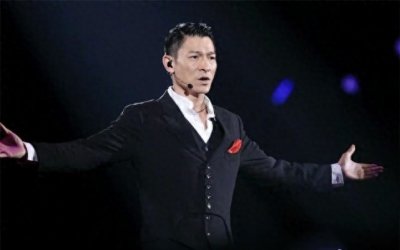 ​刘德华不愧顶级男神，60岁依旧帅气逼人，比小12岁郭德纲更年轻