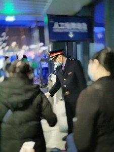 ​春运期间一票难求，高铁超载无法运行，旅客被请下车补票