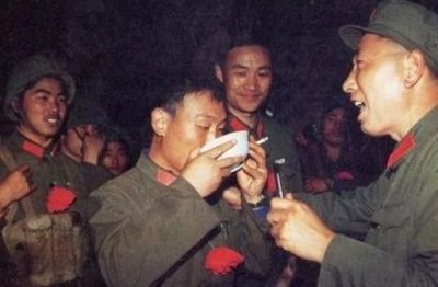 ​对越自卫反击战珍贵老照片：令人热血沸腾的誓师大会