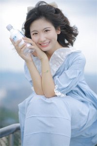 ​手部摆姿不设限，8个好看的手部姿势，简约好看又不做作