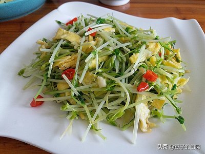 ​家常小炒豌豆苗，3分钟出锅，清香柔嫩适口，比炒黄豆芽好吃