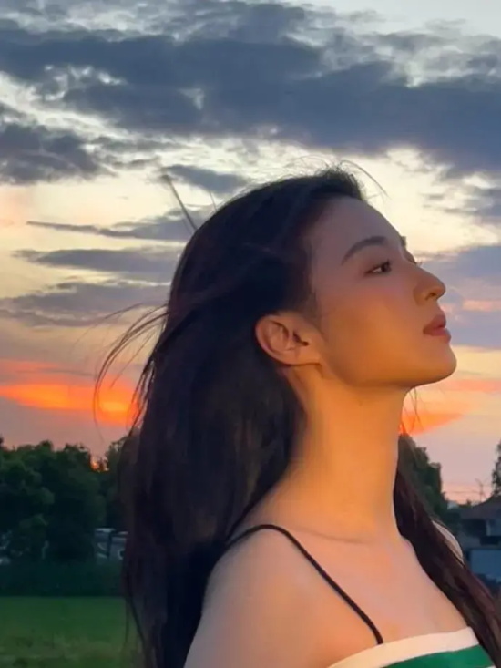 王楚然吊带紧身裙高清写真合集