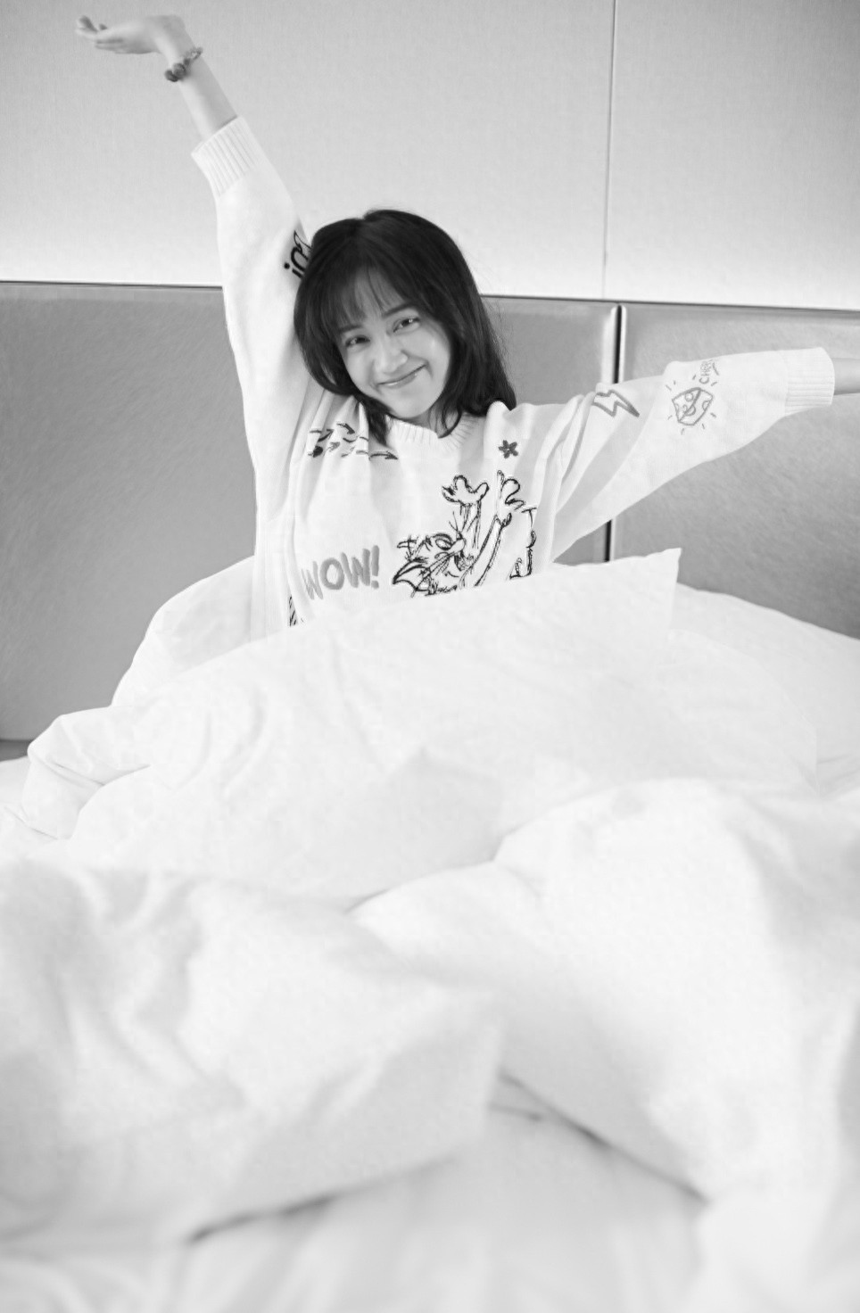 郑湫泓慵懒可爱居家时尚写真，端庄秀气，清新脱俗