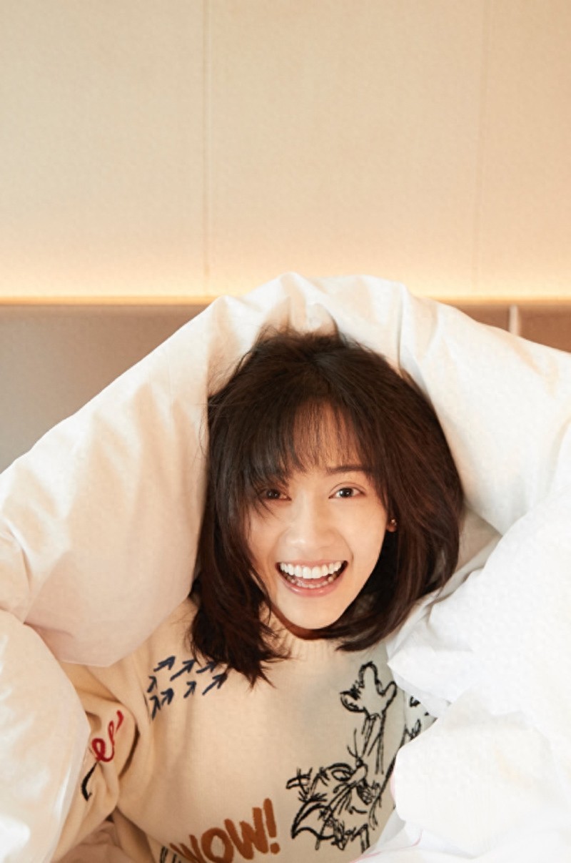 郑湫泓慵懒可爱居家时尚写真，端庄秀气，清新脱俗