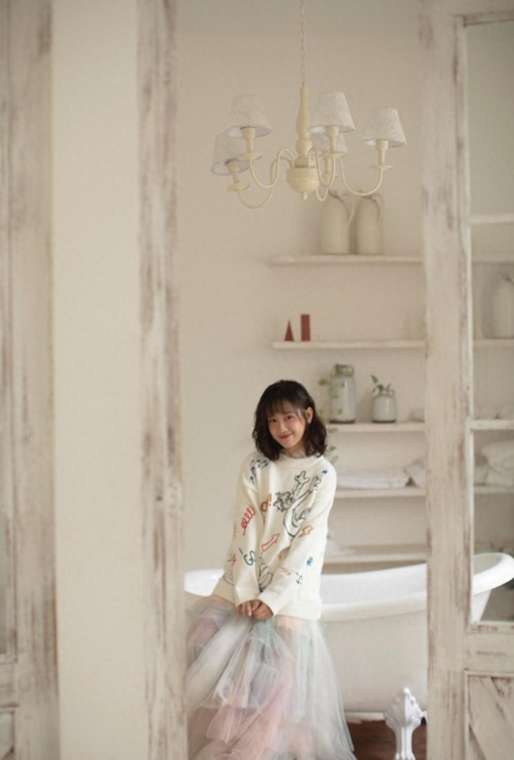 郑湫泓慵懒可爱居家时尚写真，端庄秀气，清新脱俗