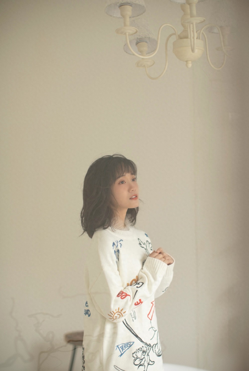 郑湫泓慵懒可爱居家时尚写真，端庄秀气，清新脱俗