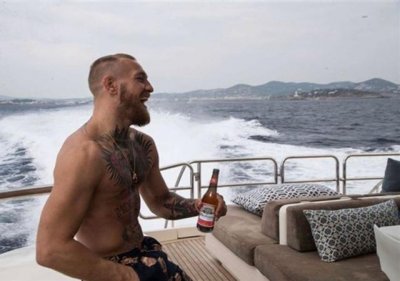 UFC嘴炮炫耀漂亮纹身和完美身材，这举动国内格斗明星做不出来