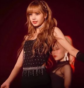 ​韩国女团BLACKPINK与Lisa：荣光之下，阴霾暗涌