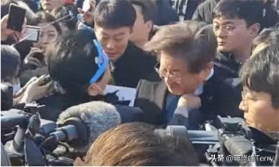 ​李在明遇刺现场还原：遭迎面扎脖逃过一劫，刺客下手狠辣直奔要害