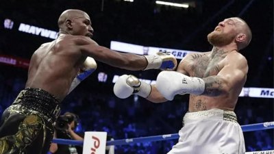 ​刚刚，梅威瑟最后一秒压哨KO朝仓未来！赛前还遭摔花侮辱