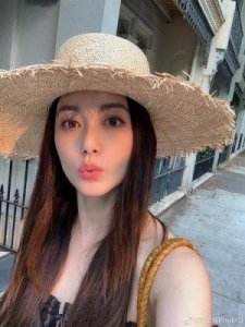 ​郭妃丽49岁状态极佳，散发成熟韵味，婚姻幸福助其保持魅力