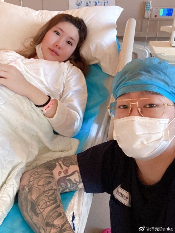 红花会弹壳升级当爸，晒母女照报平安，恭喜