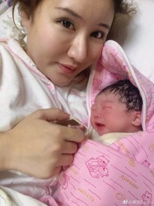 ​红花会弹壳升级当爸，晒母女照报平安，恭喜