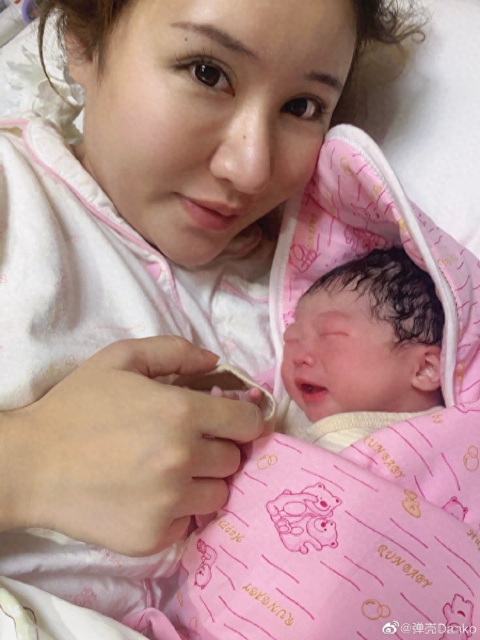 红花会弹壳升级当爸，晒母女照报平安，恭喜