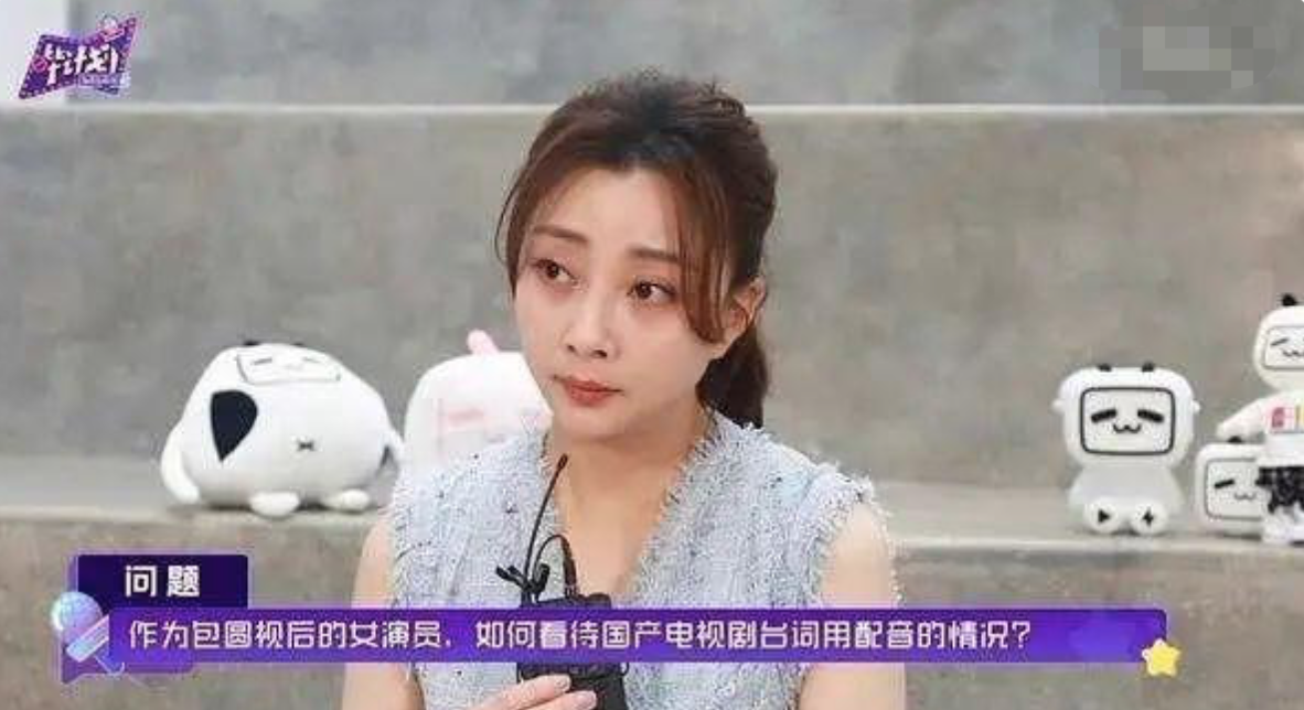 网友偶遇殷桃逛街，独自挑选二手包接地气，被赞身材火辣行事低调