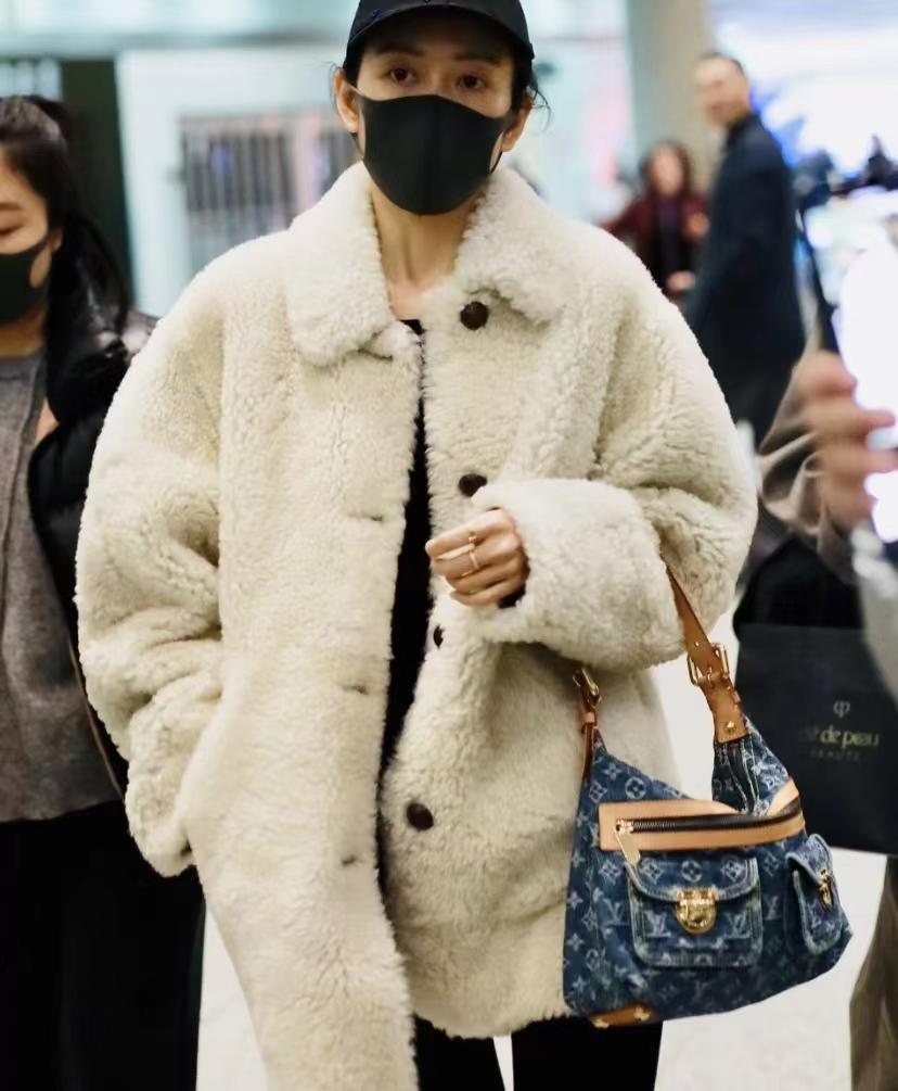 网友偶遇殷桃逛街，独自挑选二手包接地气，被赞身材火辣行事低调