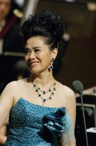 ​湖南美女歌手陈维，一身正气，歌声唱响，军人气质传播正能量