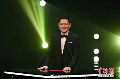 ​刘德华获颁银紫荆星章：天王背后的“星光大道”与“接地气”哲学