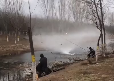 ​天津一男子河边钓鱼遇罕见“龙吸水”现象：太神奇，第一次遇到