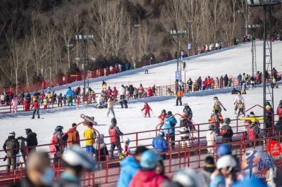 ​「视频」冰雪运动风靡北京，滑雪场热“雪”沸腾
