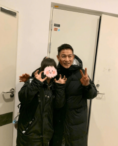 ​61岁刘德华与粉丝合照曝光 对镜头比V状态好