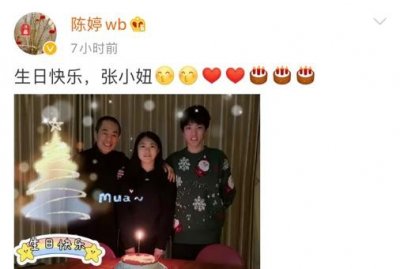 ​70岁张艺谋陪女儿庆生，同框似爷孙，收入百万却只吃一个蛋糕？