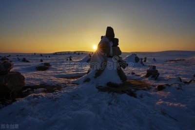​能忍受孤独的，不是野兽便是神灵