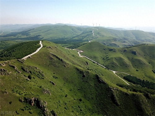 河北丰宁：夏日坝上草原绿意盎然，还有人造的奇景