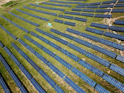 河北丰宁：夏日坝上草原绿意盎然，还有人造的奇景