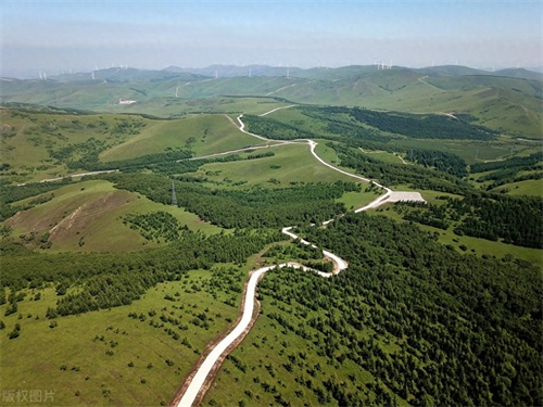 河北丰宁：夏日坝上草原绿意盎然，还有人造的奇景