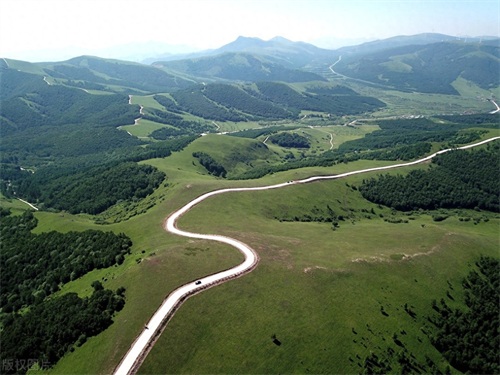 河北丰宁：夏日坝上草原绿意盎然，还有人造的奇景