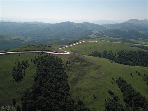 河北丰宁：夏日坝上草原绿意盎然，还有人造的奇景