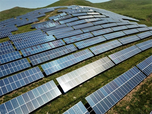 河北丰宁：夏日坝上草原绿意盎然，还有人造的奇景